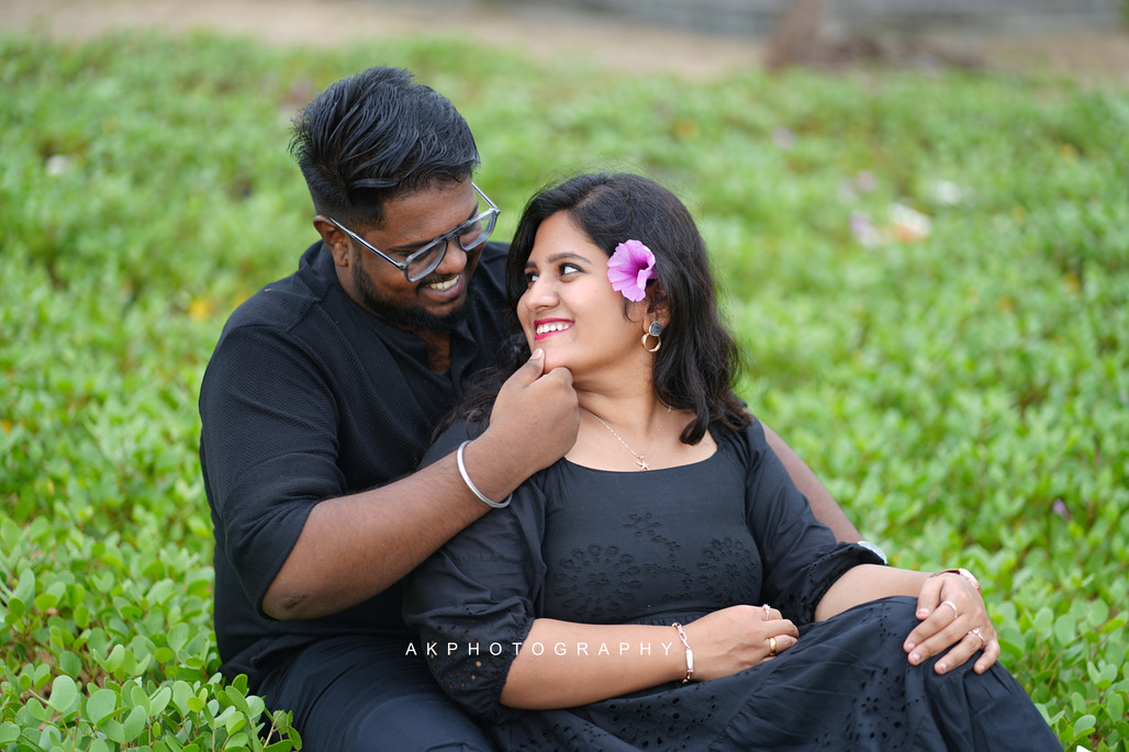 Pre-Wedding Photoshoot - Santhosh & Sruthi at Kerala Beach