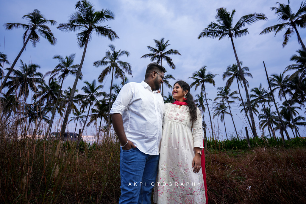 Pre-Wedding Photoshoot - Santhosh & Sruthi at Kerala Beach