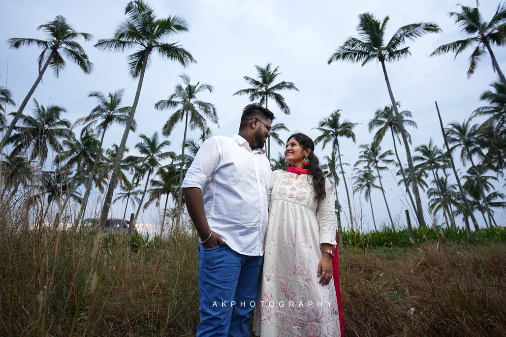 Pre-Wedding Photoshoot - Santhosh & Sruthi at Kerala Beach