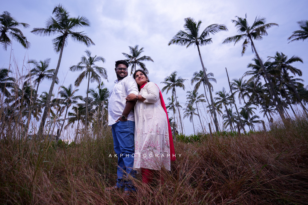 Pre-Wedding Photoshoot - Santhosh & Sruthi at Kerala Beach