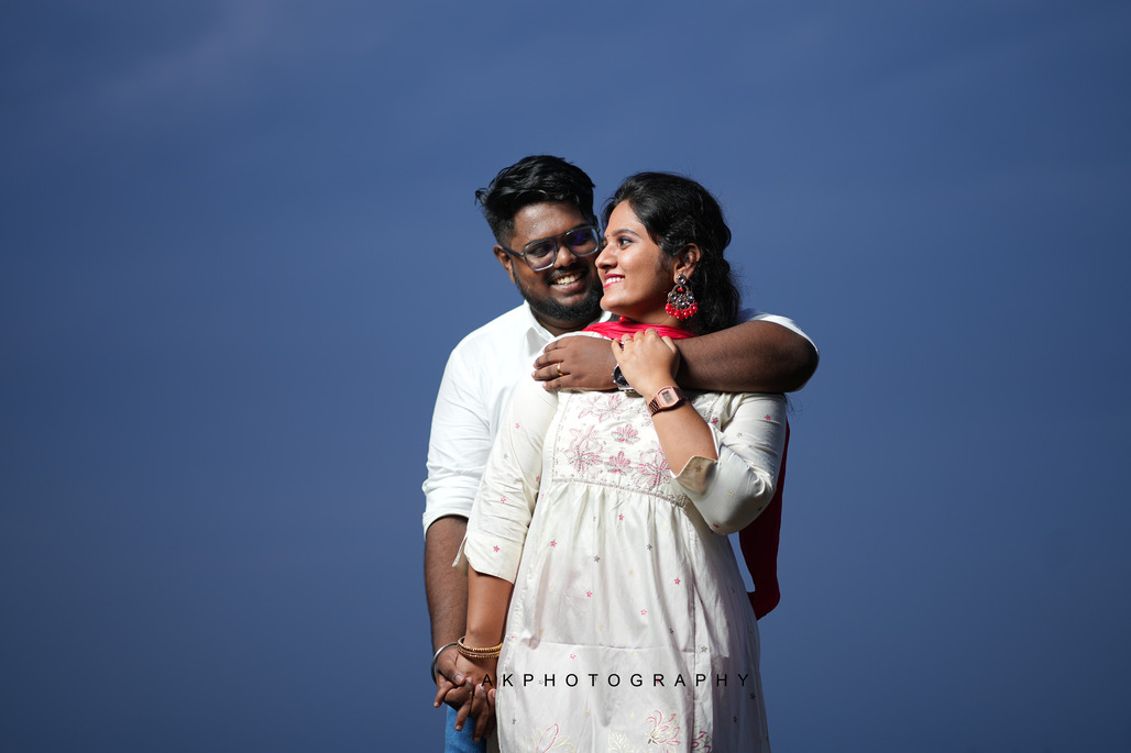 Pre-Wedding Photoshoot - Santhosh & Sruthi at Kerala Beach